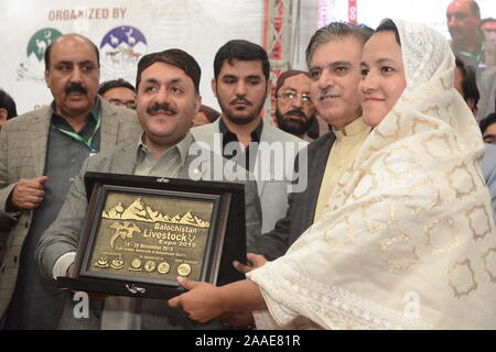 Quetta, Pakistan. Nov, 2019 20. QUETTA, Pakistan. Nov. 20-2019: Sekretärin für Vieh Abteilung Regierung von Belutschistan Herr Dostain jamaldini, Schild, Vertreter der Frauen Entwicklung Abteilung der Regierung von Balochistan für beste Leistung während der Abschlusszeremonie der Tiere Expo. Organisiert durch die Regierung von belutschistan an der Universität Balochistan (Foto von Muhammad Watanpaal/Pacific Press) Quelle: Pacific Press Agency/Alamy leben Nachrichten Stockfoto