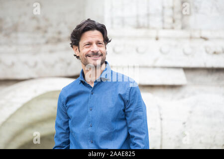 Roma, Italien. Nov, 2019 21. Andrea Sartoretti Fotoauftrag der italienischen Film "ein Tor Bella Monaca Non Piove Mai'am Piazza Cavour in Rom (Foto von Matteo Nardone/Pacific Press) Quelle: Pacific Press Agency/Alamy leben Nachrichten Stockfoto