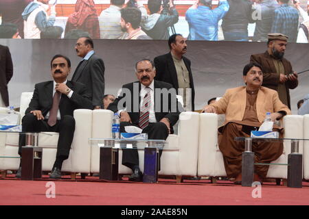 Quetta, Pakistan. Nov, 2019 20. QUETTA, Pakistan. Nov. 20-2019: Gouverneur Balochistan Gerechtigkeit (R) Aman Ullah Khan YaseenZai, Chief Secretary, Minister und andere Einstellung auf der Bühne während der Abschlusszeremonie der Tiere Expo. Organisiert durch die Regierung von belutschistan an der Universität Balochistan (Foto von Muhammad Watanpaal/Pacific Press) Quelle: Pacific Press Agency/Alamy leben Nachrichten Stockfoto