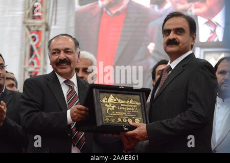 Quetta, Pakistan. Nov, 2019 20. QUETTA, Pakistan. Nov. 20-2019: Gouverneur Balochistan Gerechtigkeit (R) Aman Ullah Khan YaseenZai geben Schild Chief Secretary Balochistn Regierung während der Abschlusszeremonie der Tiere Expo. Organisiert durch die Regierung von belutschistan an der Universität Balochistan (Foto von Muhammad Watanpaal/Pacific Press) Quelle: Pacific Press Agency/Alamy leben Nachrichten Stockfoto