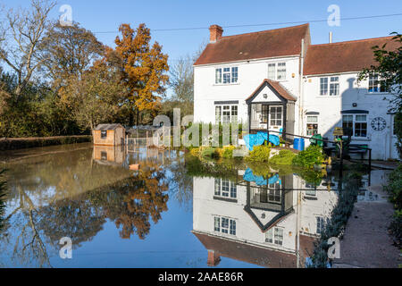 Ein Häuschen durch Hochwasser des Flusses Severn in Gabb Lane in der Nähe der Severn Vale Dorf Apperley, Gloucestershire UK umgeben am 18/11/2019 Stockfoto