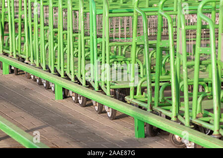 Shopping Carts arrangiert in einer Reihe, Außenaufnahme, flacher DOF Stockfoto