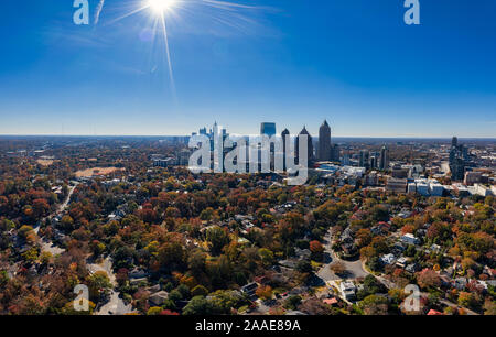 Antenne Panoramabild von der Innenstadt Atlanta Skyline während der Goldenen Stunde Stockfoto