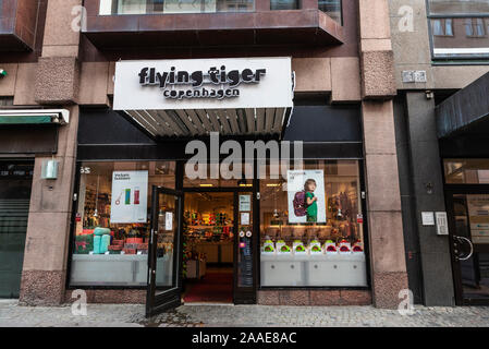 Malmö, Schweden - 28. August 2019: Fassade eines Flying Tiger Kopenhagen store, store Kette, in Malmö, Schweden Stockfoto