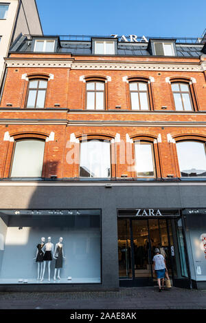 Malmö, Schweden - 28. August 2019: Zara Clothing Store mit Menschen um in Malmö, Schweden Stockfoto
