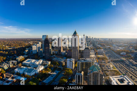 Antenne Panoramabild von der Innenstadt Atlanta Skyline während der Goldenen Stunde Stockfoto