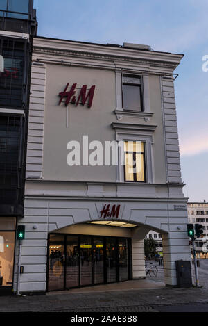 Malmö, Schweden - 28. August 2019: Fassade eines H&M Kleidung Store in Malmö, Schweden Stockfoto