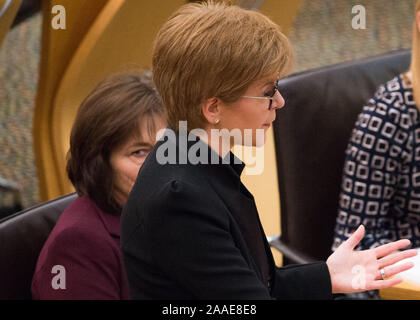 Edinburgh, Großbritannien. Nov, 2019 21. Bild: (links) Jeane Freeman MSP-Cabinet Minister für Gesundheit; (rechts) Nicola Sturgeon MSP - Erster Minister von Schottland und Leiter der Scottish National Party (SNP). Szenen aus der wöchentlichen Sitzung des Ersten Minister Fragen im Schottischen Parlament. Credit: Colin Fisher/Alamy leben Nachrichten Stockfoto