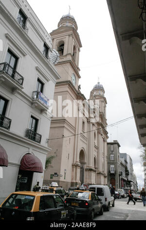 Montevideo, Uruguay. 19. September 2007. Außenansicht der Iglesia de la Inmaculada Concepcion y San Felipe y Santiago (Kirche der Unbefleckten Empfängnis und Philippus und Jakobus), alias Iglesia Matriz (Matriz Kirche), Catedral Metropolitana de Montevideo (Montevideo Metropolitan Kathedrale), die Römisch-katholische Kirche befindet sich in der Plaza Constitucion (Platz der Verfassung), auch bekannt als Plaza Matriz (Matriz Square), der ältesten Plaza in Montevideo, historische Wahrzeichen in Ciudad Vieja Nachbarschaft / Bezirk im ältesten Teil der Stadt Montevideo, Uruguay. Stockfoto