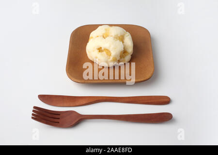 Süßkartoffel gedämpftem Brot Kuchen oniman auf Holzplatte auf weißem Hintergrund Stockfoto