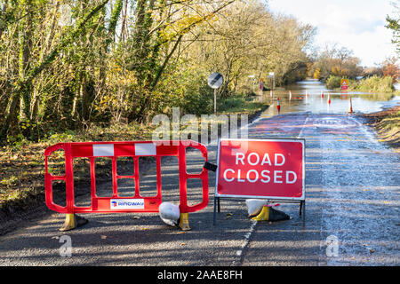 B 4213 geschlossen wegen der Überschwemmungsgefahr durch den Fluss Severn auf dem Ansatz der Haw-Brücke in der Nähe der Severn Vale Dorf Apperley, Gloucestershire, UK 18/11/2019 Stockfoto