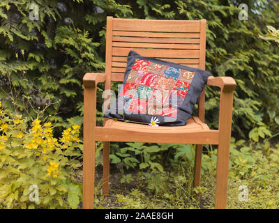 Holz- Sessel und Kissen in einen Garten, einen Schuß, Konzept von Freizeit Stockfoto