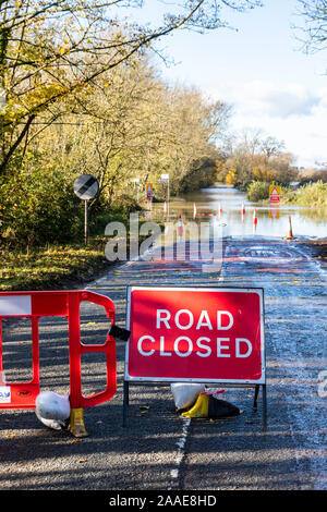 B 4213 geschlossen wegen der Überschwemmungsgefahr durch den Fluss Severn auf dem Ansatz der Haw-Brücke in der Nähe der Severn Vale Dorf Apperley, Gloucestershire, UK 18/11/2019 Stockfoto