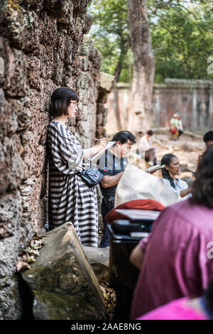 Maler in der Ta Prohm Tempel, Angkor, Kambodscha, Asien Stockfoto