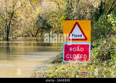 B 4213 geschlossen wegen der Überschwemmungsgefahr durch den Fluss Severn auf dem Ansatz der Haw-Brücke in der Nähe der Severn Vale Dorf Apperley, Gloucestershire, UK 18/11/2019 Stockfoto