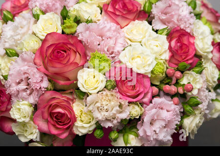 Bündel von rosa, rot und gelb Rosen, Blumenstrauß angeordnet, Nahaufnahme Stockfoto