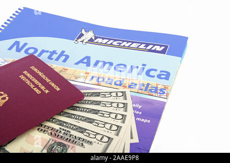 Guide USA, Südwesten, Reisepass Bundesrepublik Deutschland, mehrere 50-Dollarscheine, Nordamerika, Symbolbild Reisenplanung Strassenatlas USA Stockfoto