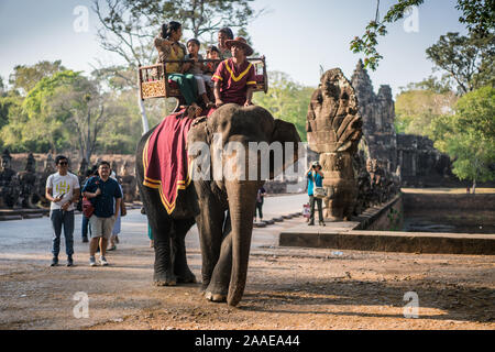 Touristen auf der Elefant in formt der Tonle Om Gate, South Gate Angkor Thom, Kambodscha, Asien. Stockfoto