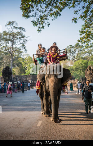 Touristen auf der Elefant in formt der Tonle Om Gate, South Gate Angkor Thom, Kambodscha, Asien. Stockfoto