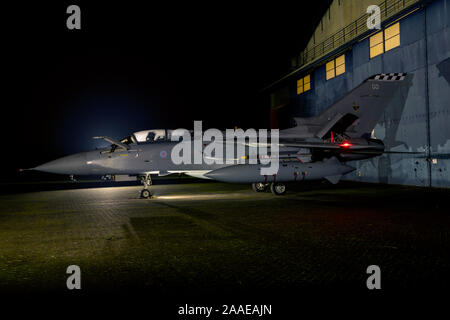 RAF Tornado F3, ZE340, GO, in RAF Cosford Nightshoot in Verbindung mit Schwelle. Aero Stockfoto