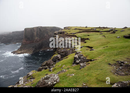 Die spektakuläre high energy Klippen von Eshaness eine Halbinsel auf den Shetland Inseln Anzeige eine beeindruckende Auswahl von Stapeln und geos früher ein Vulkan. Stockfoto