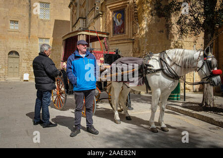 Karozzin Treiber für einen Kunden in Mdina, Malta warten Stockfoto