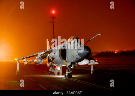 Royal Navy Sea Harrier FA.2, ZH 796, 001, an RAF Cosford Nightshoot in Verbindung mit Schwelle. Aero Stockfoto