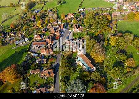 Luftaufnahme des Platzes im Dorf Pluckley, Kent Stockfoto