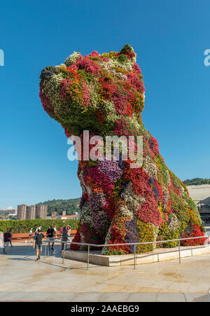 Welpen Skulptur von blühenden Pflanzen von Jeff Koons außerhalb Guggenheim Museum Bilbao, Spanien Stockfoto