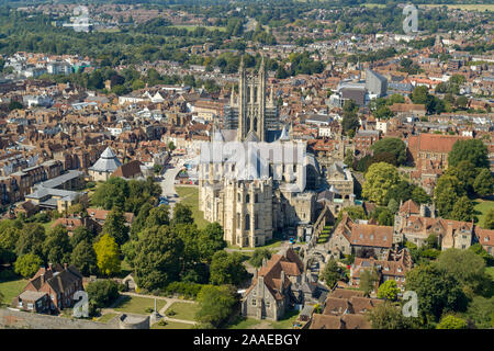 Luftbild Kathedrale von Canterbury in Kent, Großbritannien stand dominierend über der Stadt. Stockfoto