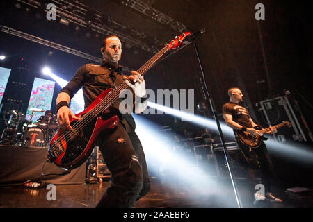 Oslo, Norwegen. 17., November 2019. Die amerikanische Hard Rock Band Alter Bridge führt ein Live Konzert in Sentrum Scene in Oslo. Hier Bassist Brian Marshall ist live auf der Bühne gesehen. (Foto: Gonzales Foto - Terje Dokken). Stockfoto