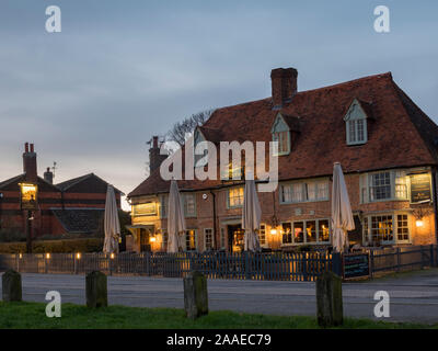 Chequers auf dem Grün im Dorf Woodchurch, Kent Stockfoto