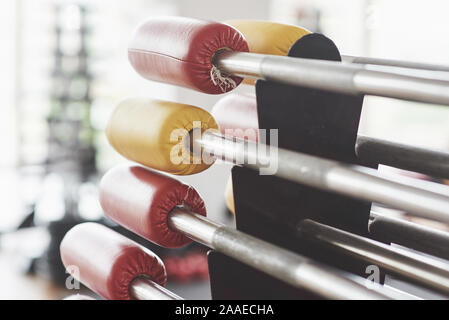 diverse Geräte und Maschinen in den Trainingsraum Stockfoto