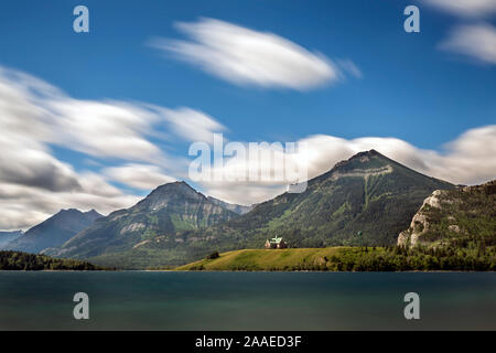 Schöne dramatische lange Belichtung Foto von iconic Ziel in Waterton Lakes National Park, historische Prince of Wales Hotel am Ufer, Wind Stockfoto