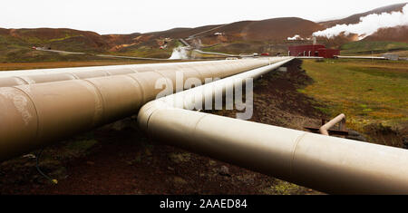 Rohrleitungen an der Krafla geothermisches Kraftwerk in der Nähe von Mývatn in North East Iceland Stockfoto