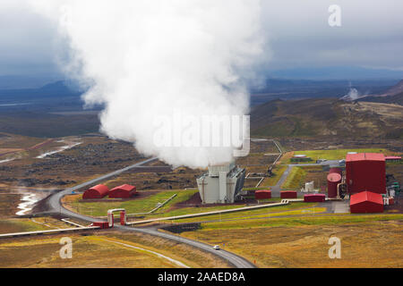 Leitungen der Krafla Kraftwerk in der Nähe der Stadt Myvatn und Krafla Vulkan im Nordosten Islands Stockfoto