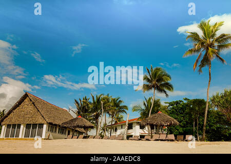 Diani, Mombasa, Kenia, Afrika Oktober 13, 2019 Eine schöne weiße Haus steht auf dem Ozean unter Kokospalmen an einem sonnigen Sommertag. Hotel Resort in Stockfoto