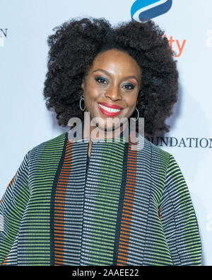 NEW YORK, VEREINIGTE STAATEN - 19 NOVEMBER 2019: chimamanda Ngozi Adichie nimmt an den jährlichen Treffen der Gleichstellung Wirklichkeit Gala durch Gleichheit jetzt bei Capitale in New York veranstaltet. Stockfoto