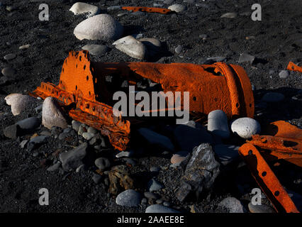 Strand mit Trümmern der Britischen Trawlers bleibt bei Dritvik Strand, Snæfellsjökull Nationalpark, Snaefellsnese Halbinsel in Grundarfjodur, Island Stockfoto