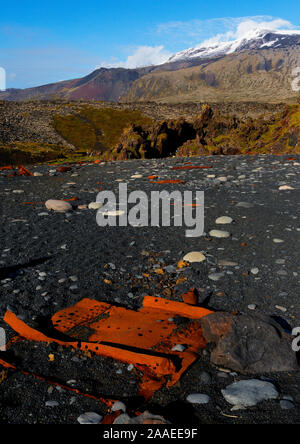 Strand mit Trümmern der Britischen Trawlers bleibt bei Dritvik Strand, Snæfellsjökull Nationalpark, Snaefellsnese Halbinsel in Grundarfjodur, Island Stockfoto