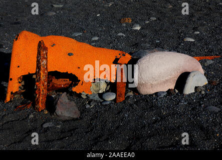 Strand mit Trümmern der Britischen Trawlers bleibt bei Dritvik Strand, Snæfellsjökull Nationalpark, Snaefellsnese Halbinsel in Grundarfjodur, Island Stockfoto