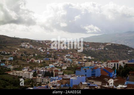 Ein hohes Ansehen von Chefchauen, 'Blue Pearl' in den Bergen von Marokko im Herbst bei Sonnenuntergang. Ein typisches Touristenziel von Nordafrika. Stockfoto