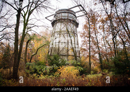 Potsdam, Deutschland. Nov, 2019 18. Die Helmertturm zwischen herbstlich belaubten Bäume im Wissenschaftspark Albert Einstein. Die so genannte magnetische geodätische Tower wurde 1983 eingeweiht. Der Park wurde in der Mitte des 19. Jahrhunderts mit astronomischen, meteorologischen und geowissenschaftliche Observatorien erstellt. Credit: Soeren Stache/dpa-Zentralbild/ZB/dpa/Alamy leben Nachrichten Stockfoto