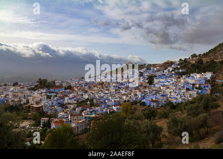 Ein hohes Ansehen von Chefchauen, 'Blue Pearl' in den Bergen von Marokko im Herbst bei Sonnenuntergang. Ein typisches Touristenziel von Nordafrika. Stockfoto