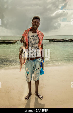 Diani, Mombasa, Kenia, Afrika Oktober 13, 2019 native afrikanischen Mann mit traditioneller Kleidung am Strand Stockfoto