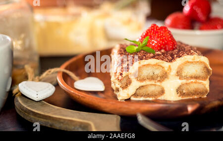 Hausgemachtes Tiramisu Kuchen mit Erdbeeren italienische Küche eingerichtet, selektiver Fokus Stockfoto