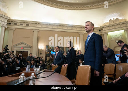 Ehemalige nationale Sicherheitsrat Russland Experte Fiona Hill und Botschaftsrat für politische Angelegenheiten an der amerikanischen Botschaft in der Ukraine David Holmes ankommen, bevor die US-House Permanent Select Committee on Intelligence auf dem Capitol Hill in Washington, DC, USA, am Donnerstag, 21. November 2019 bezeugen. Credit: Stefani Reynolds/CNP/MediaPunch Stockfoto