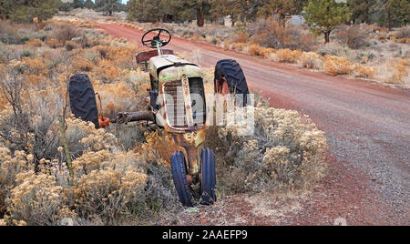 Ein vintage Ackerschlepper rostet entfernt im ländlichen Bauernhof Land der zentralen Oregon. Stockfoto