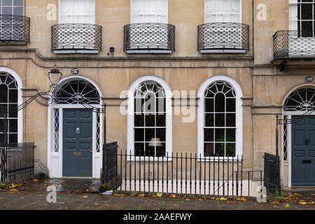 Georgianische Stadthäuser in Sydney Place, City of Bath, BANES, England, Großbritannien Stockfoto