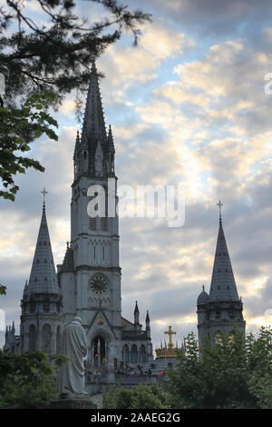 Lourdes, Frankreich - 05.15.2014: Wallfahrt nach Lourdes. Es geschieht jedes Jahr im Mai. Menschen aus der ganzen Welt kommen Jungfrau Maria gesegnet zu beten. Stockfoto